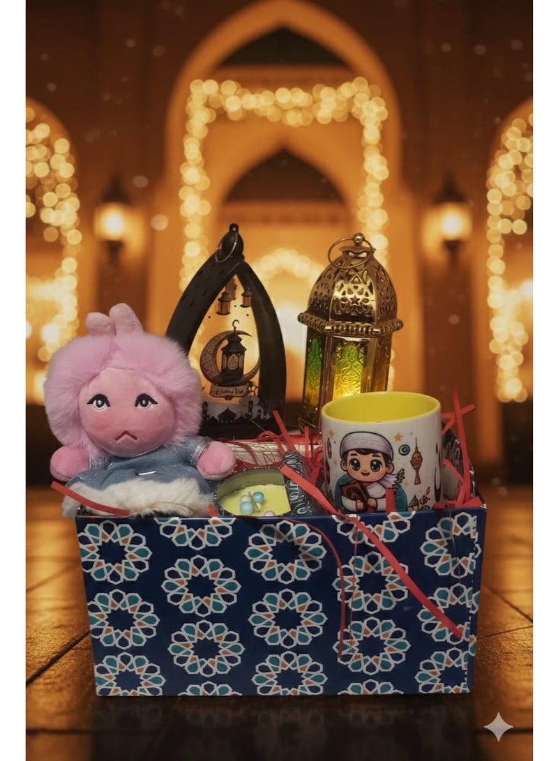 بوكس رمضان + 5 هدايا (عروسة طمطم + مج كوب بورسلين + فانوس ذهبي بالباب + شمعة معطرة فواحة + فانوس عليقة اسود) - Image 1